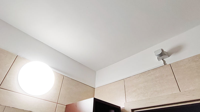 Mozgásérzékelő összekötve beltéri lámpával