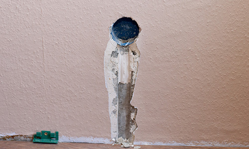 Vezetékcsere: régi vezeték kibontása a konnektorból