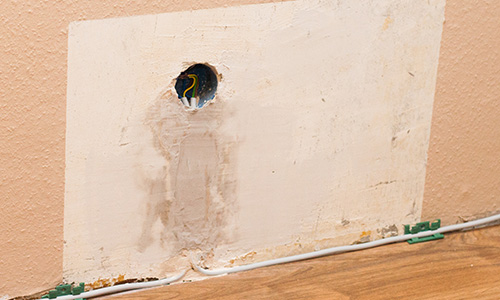 Vezeték beragasztása stukatúr gipsszel