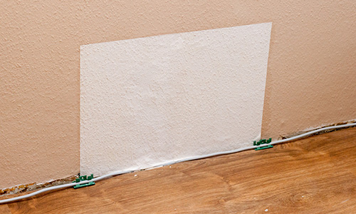 Fűrészporos tapétadarab felragasztása