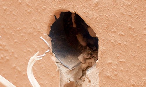 Vezetékcsere: alumínium vezeték kibontása a konnektorból panellakásban