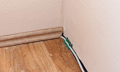 Vezetékcsere: MBCU vezeték laminált padlószegély alatt