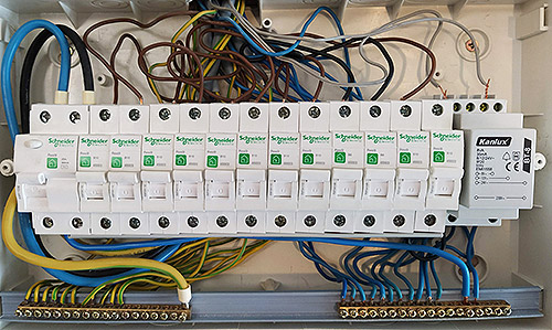 Lakáselosztó panellakásban