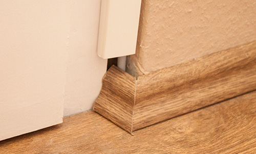 Vezetékcsere: MBCU vezeték laminált padlószegély mögött