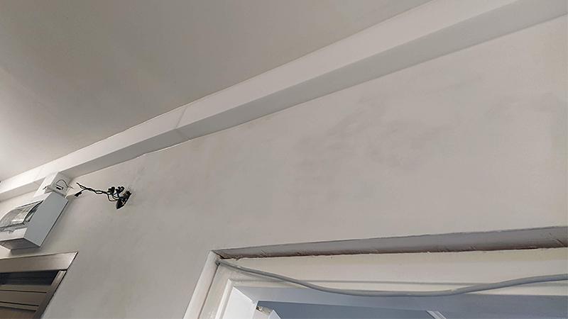 Kábelcsatorna eltakarása polisztirol díszléccel