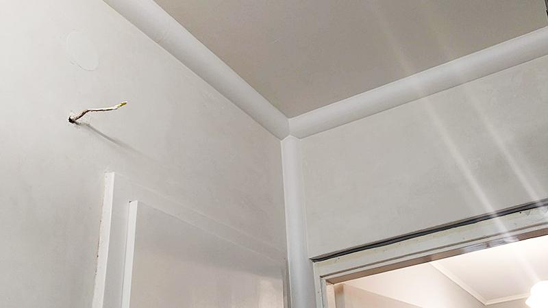 Kábelcsatorna eltakarása polisztirol díszléccel