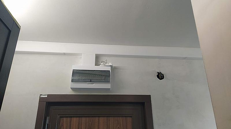 Kábelcsatorna eltakarása polisztirol díszléccel