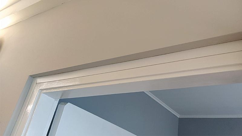 MBCU kábel eltakarása műanyag öntapadós szegőléccel