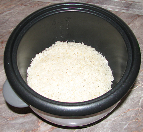 Rizs a rizsfőzőben főzés előtt
