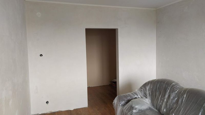 Panel nappali szoba glettelése