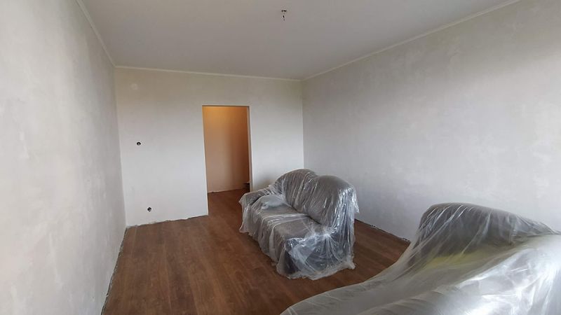 Festésre előkészített szoba panellakásban