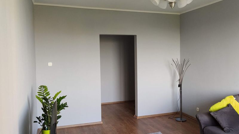 Panellakás nappalija Ytong téglából épült válaszfallal