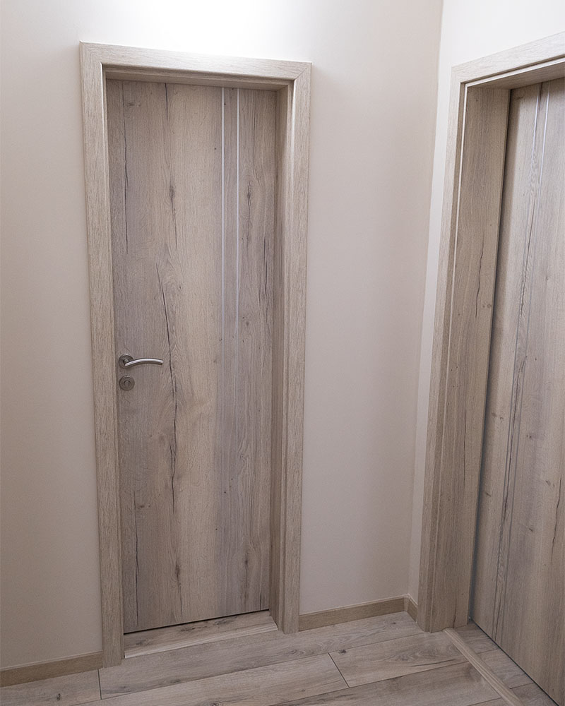 A felhúzott válaszval az új beltéri ajtókkal